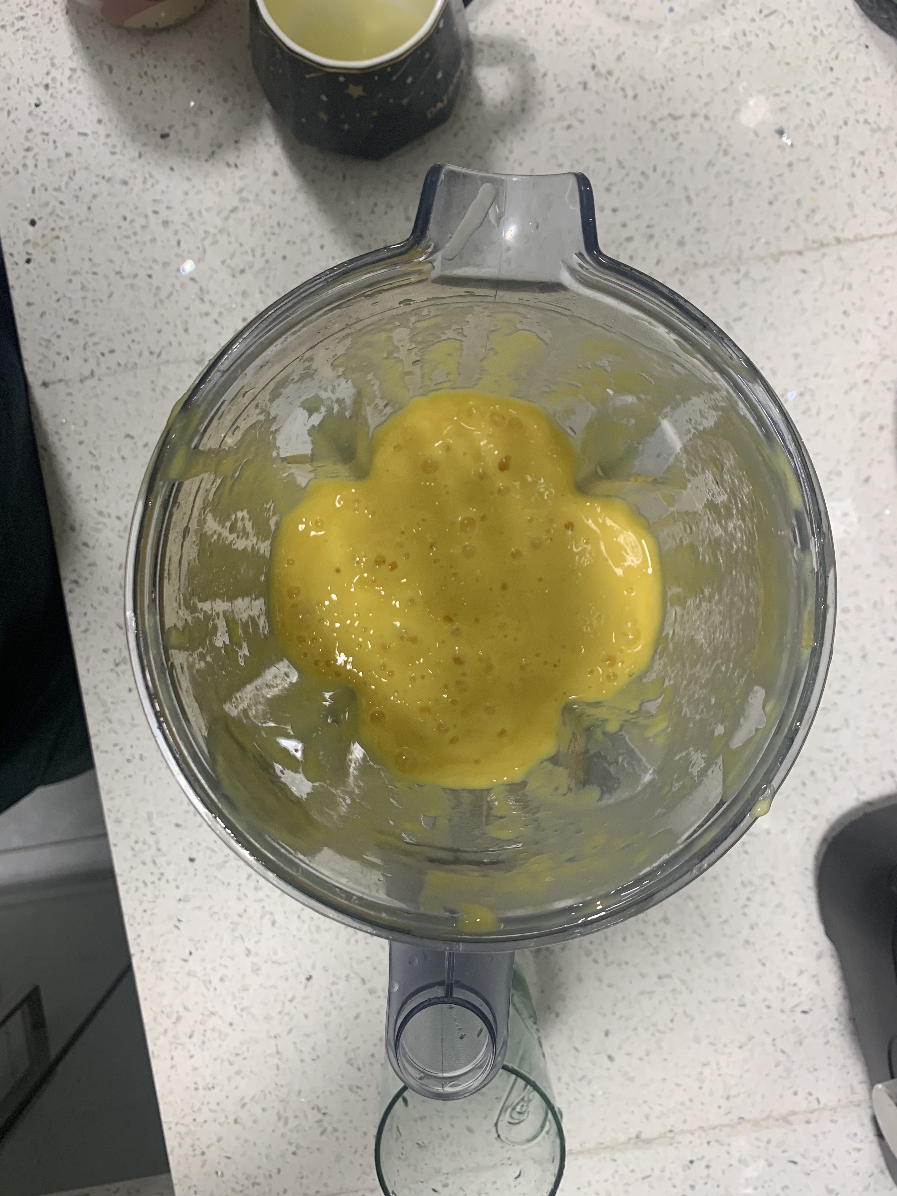 削了半天，加入酸奶和凉开水，打出来的效果，咦！～～～～