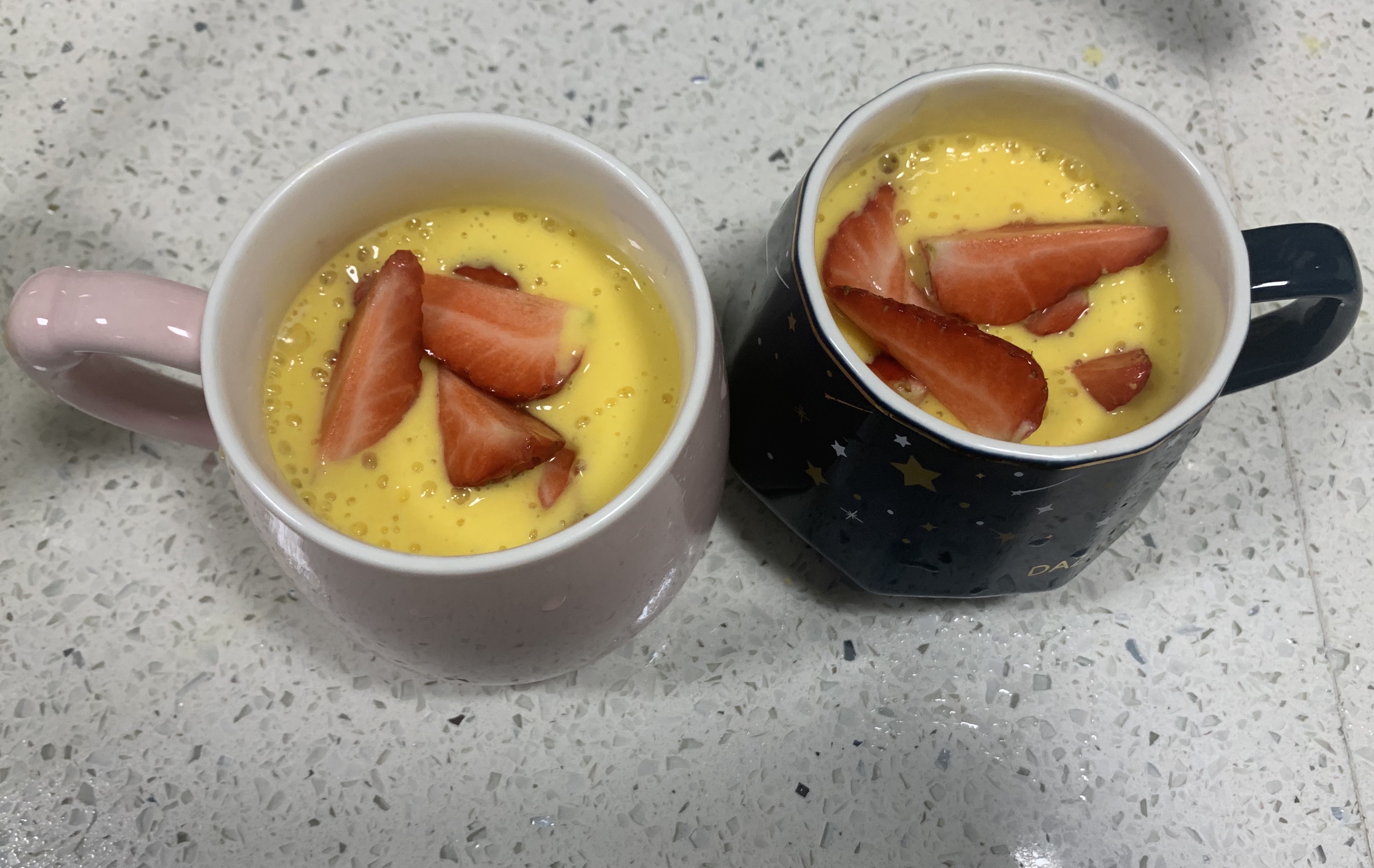 再来一张，味道非常可以，草莓的甜味和它们各自不同的淡淡酸味，绝对是绝配！😋