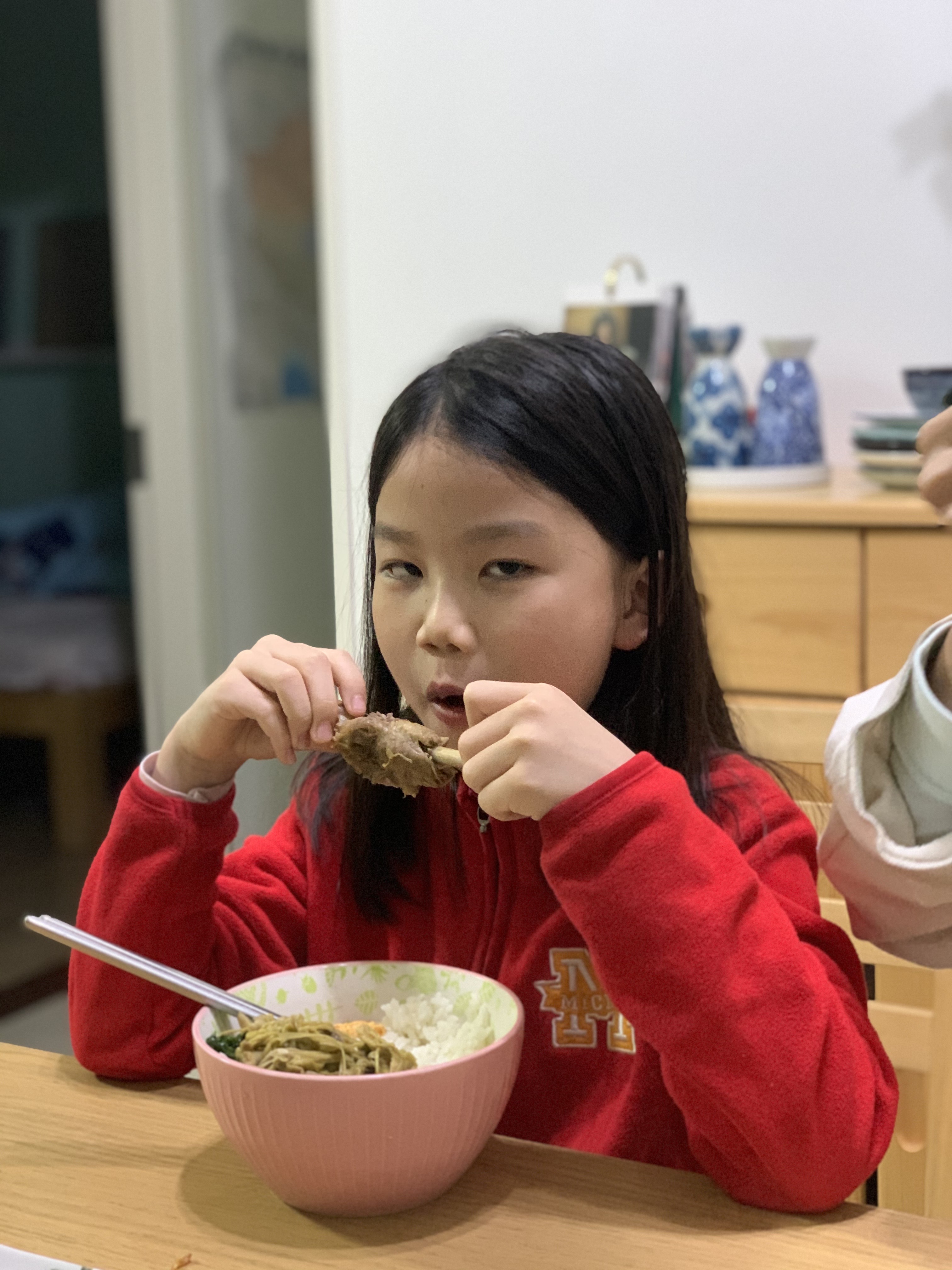 爸爸：多多，帮爸爸把水拿过来！
多多：爸爸，你要说请啊！
爸爸：多多，帮爸爸把水请过来！