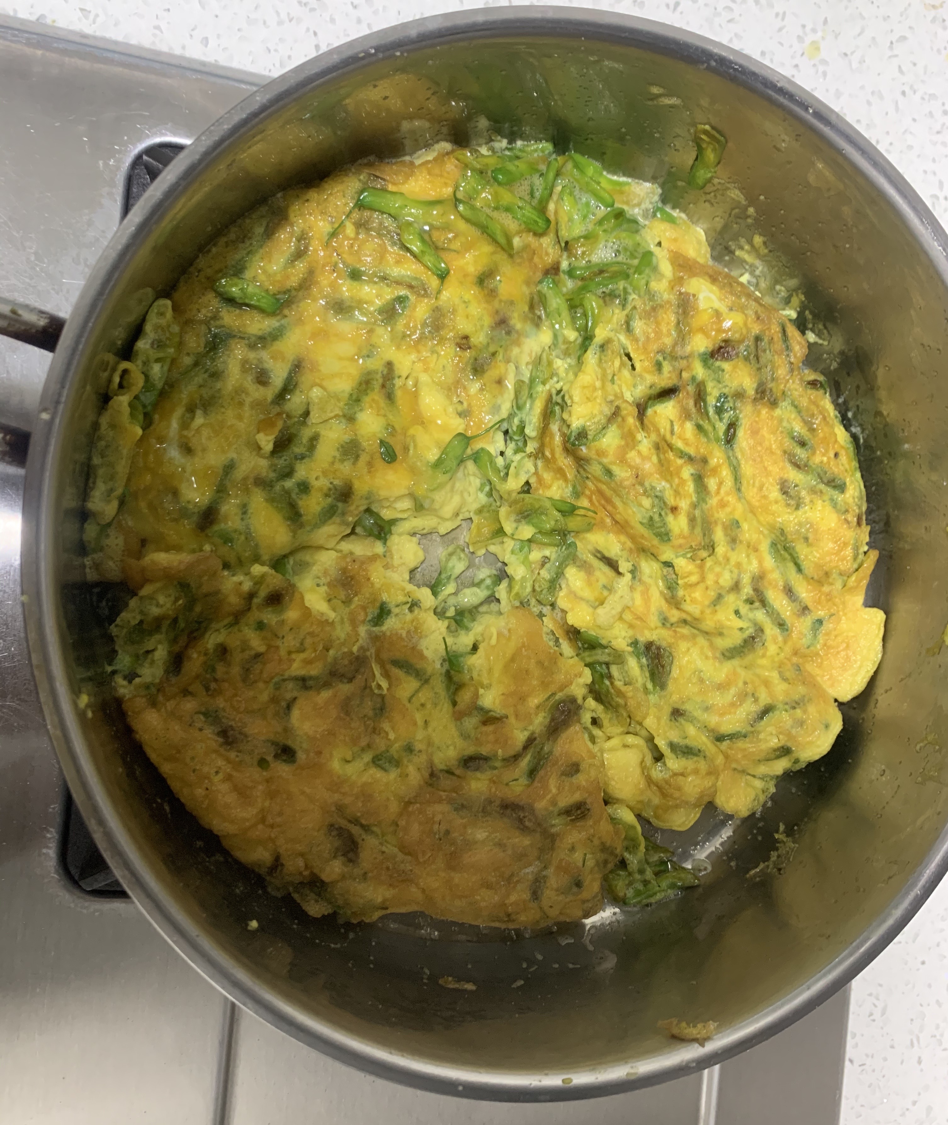 然后翻过来把另外一面煎黄。
技术不到家，翻过来弄破了😭