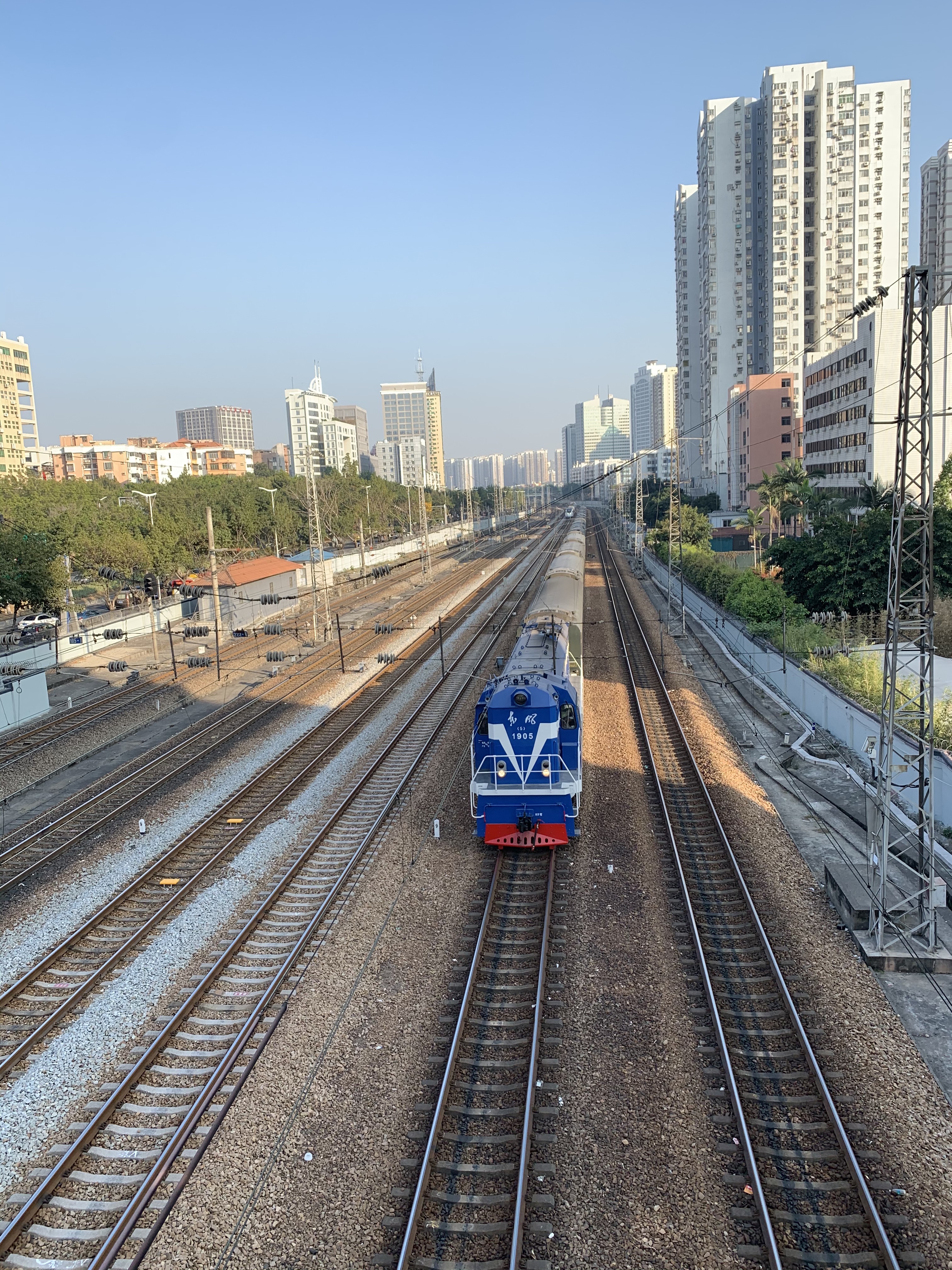 天河北的背面就是广园路，广园路有段是和广深铁路并行的，我带小朋友到华工玩，就会穿过中间的立交桥，有时候还能看到火车经过，这次竟然看到东风火车头！