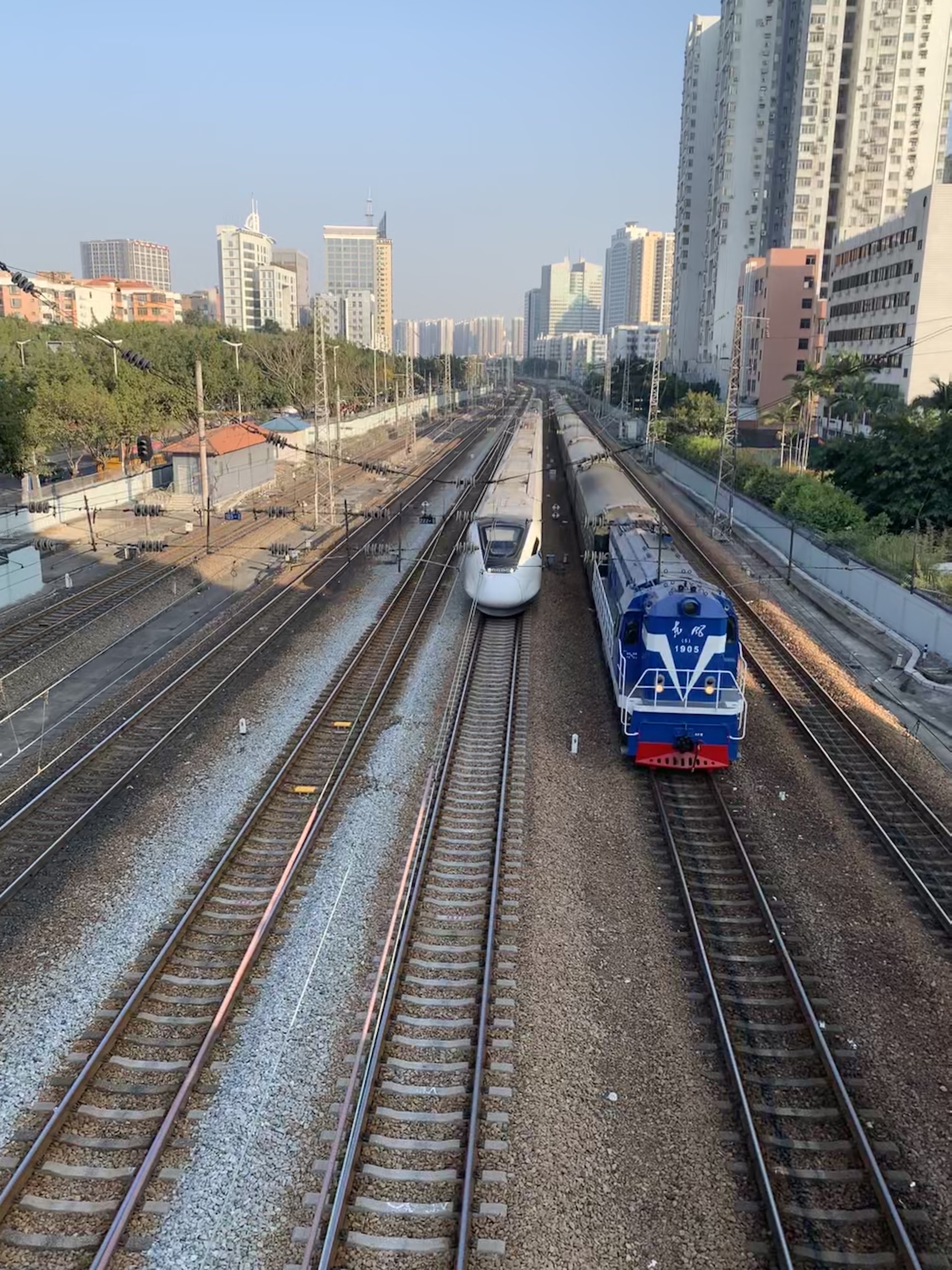 正好和谐号也经过，合影一张！

新旧时代的产品在一起那一刻真美好！