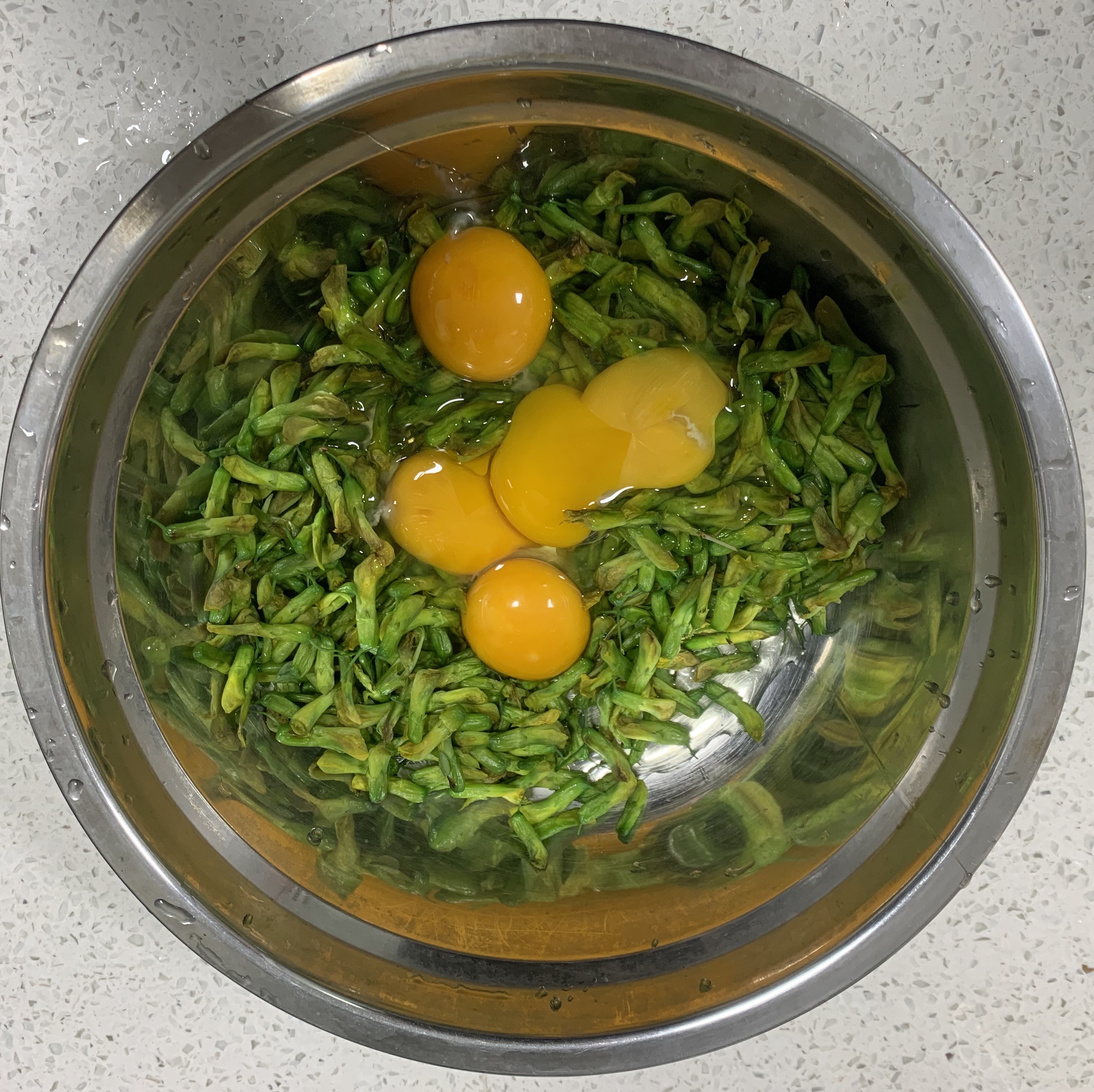 打入5个鸡蛋
土豪可以试试10个

然后加入盐拌匀