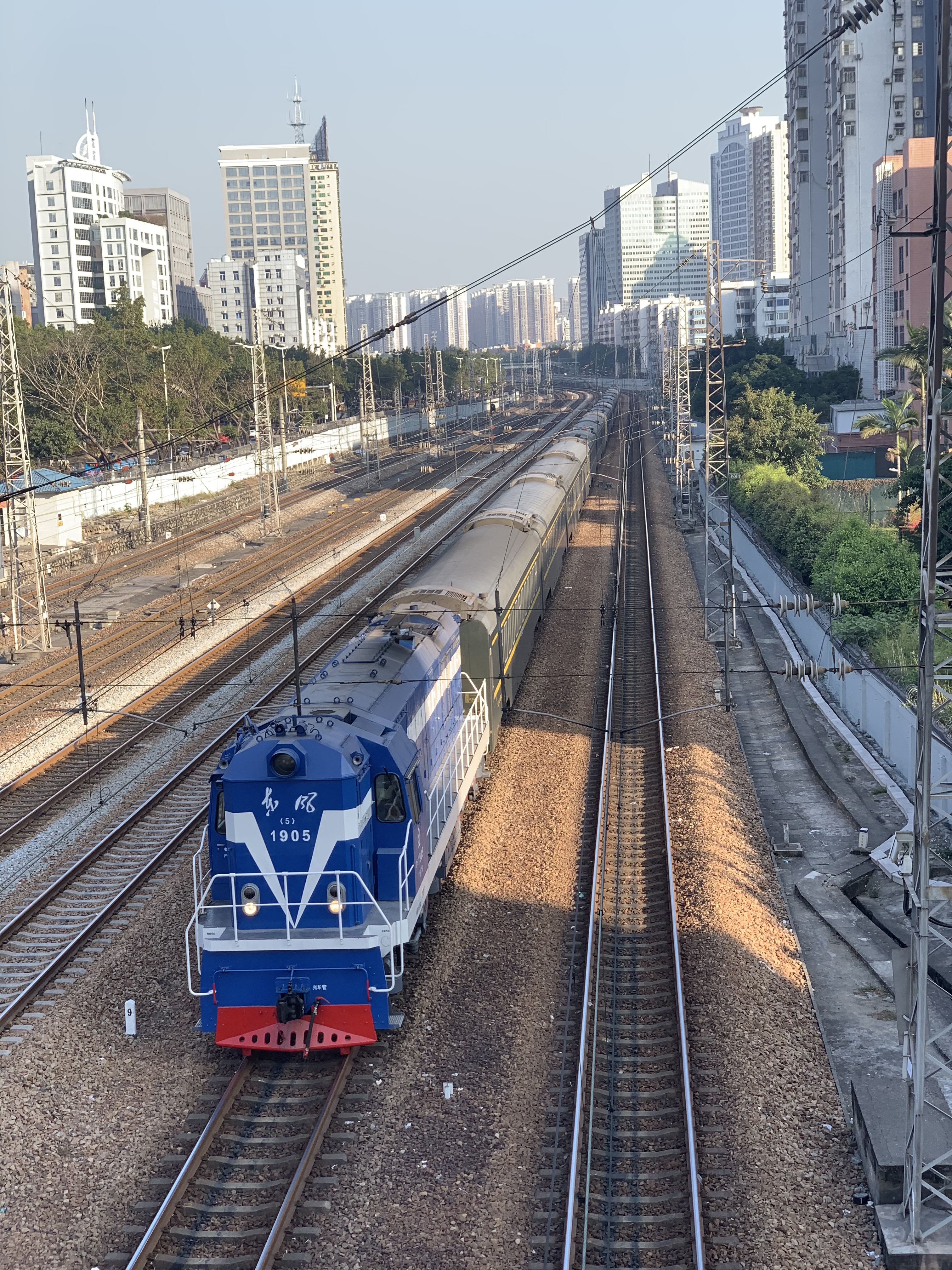 拉近点看，东风1905。