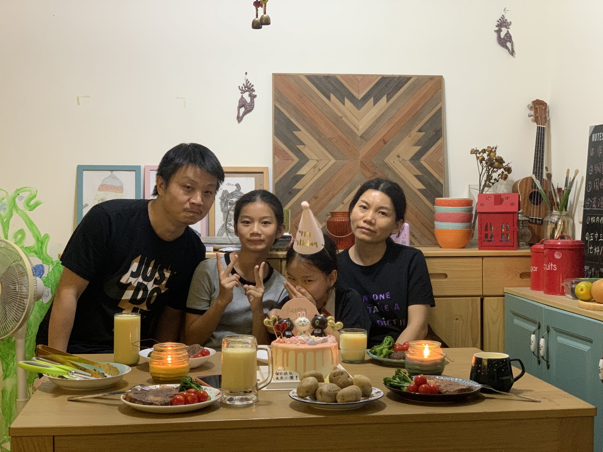 还是多发几张合影吧，一家人最重要的是在一起快快乐乐！

邓菲儿不要再把手给摔了😓