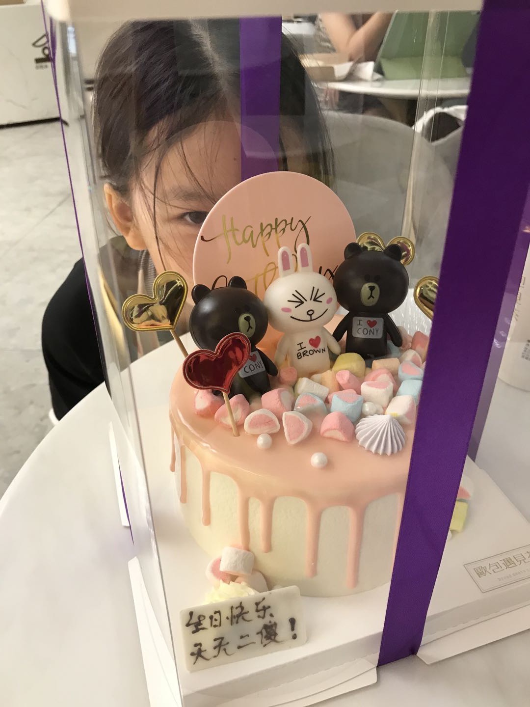 姐姐说她蛋糕最俗，多多说她的蛋糕最好看！

我觉得谁过生日谁的蛋糕好看！